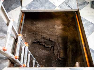 Ci addentriamo cos� nel sottosuolo, utilizzando delle scale in ferro apposte l� dalle nostre guide